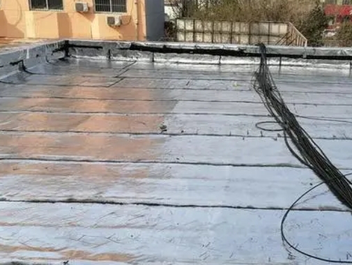 金山卫生间漏水维修公司分享下金山屋面楼顶防水刚性防水层施工要点。